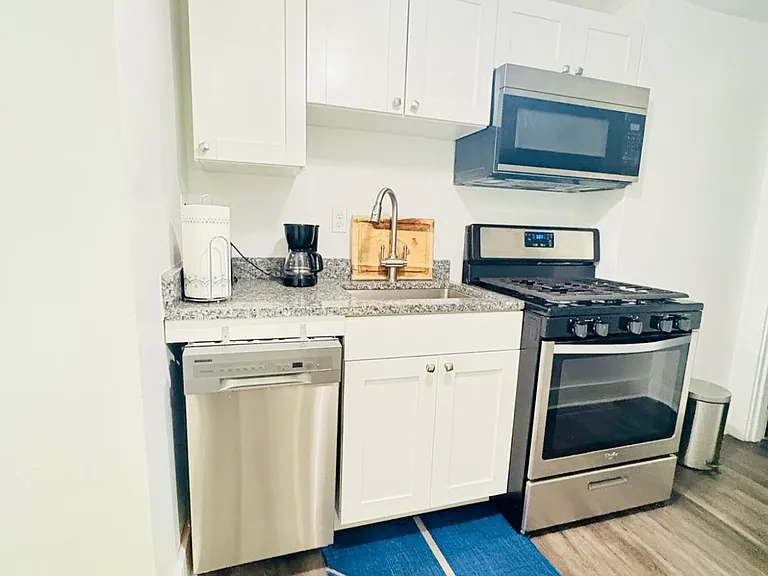 1646 Vine St #8 — Photo 4