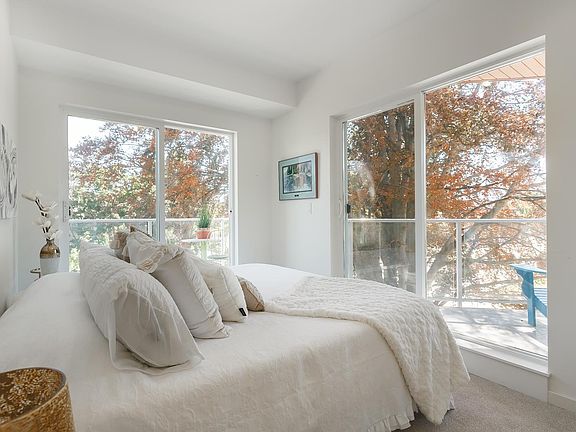 5th image of 880 Saucier Ave #306