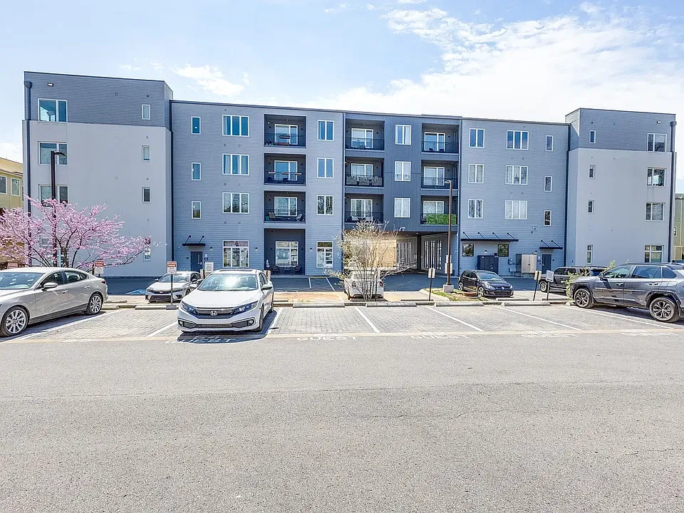 1041 E Trinity Ln #211