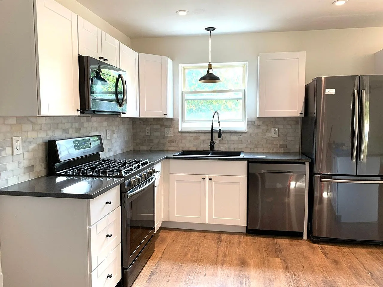 3 bed, 2.5 bath, 1248 sqft, $2,400 — Photo 3