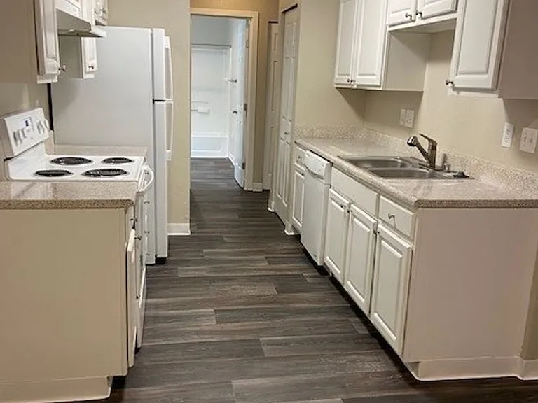 Signature Apartments — Photo 43