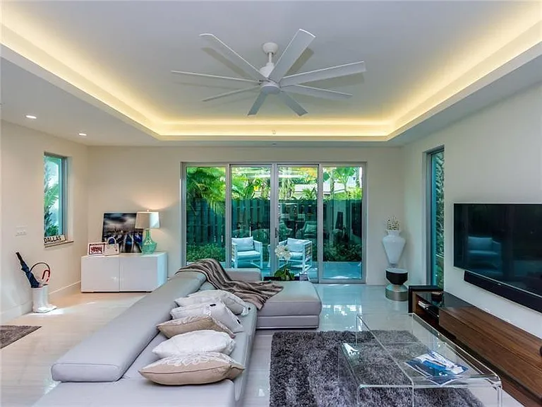 240 Shore Ct — Photo 11