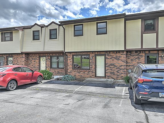 2nd image of 225 Oakcrest Cir