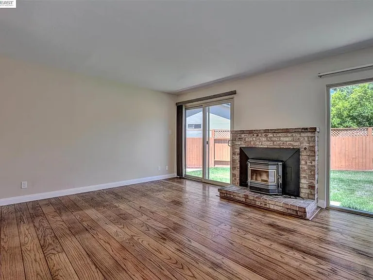 33128 Hemlock Dr — Photo 16