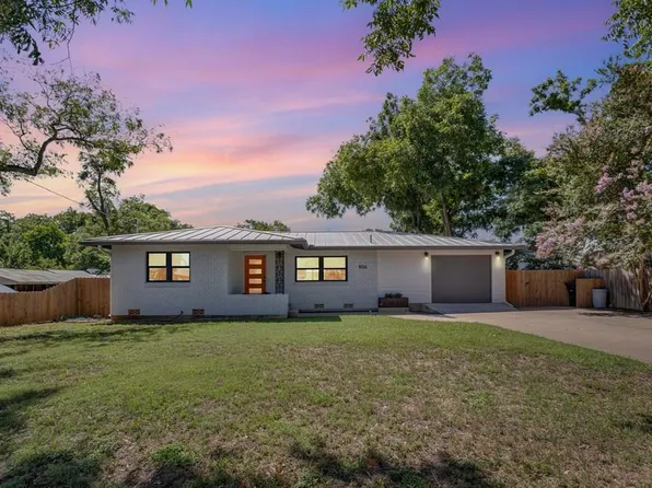 806 N Adams St, Fredericksburg, TX 78624