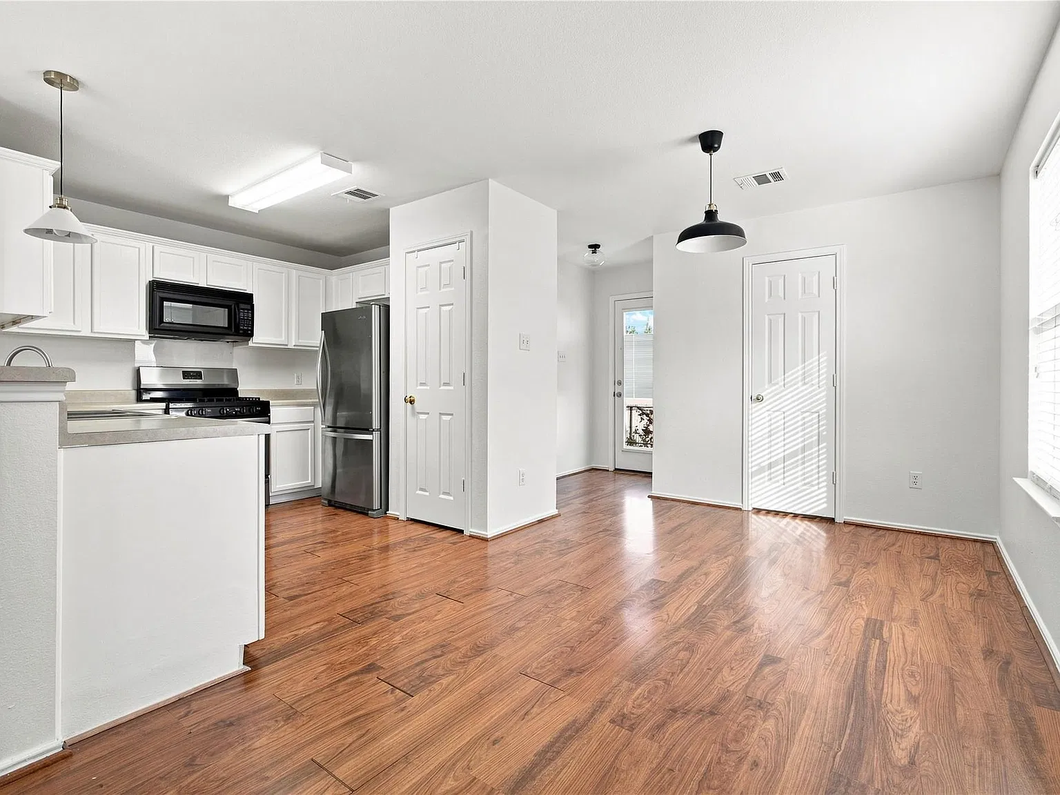3 bed, 2.5 bath, 1384 sqft, $2,100 — Photo 3
