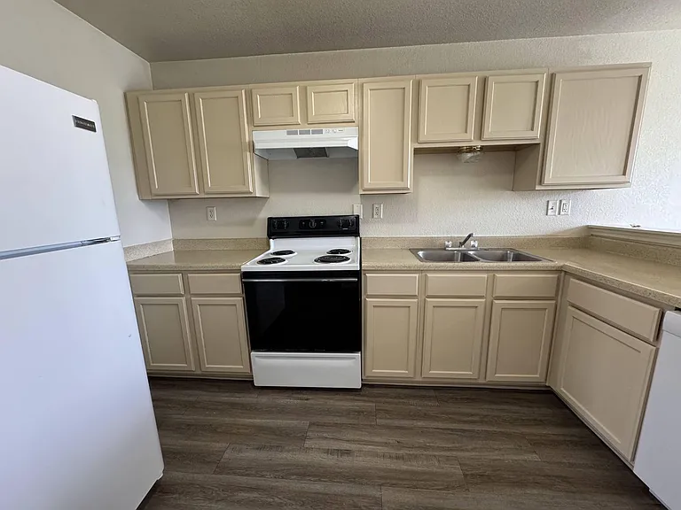 2901 Cantabrian Dr — Photo 6