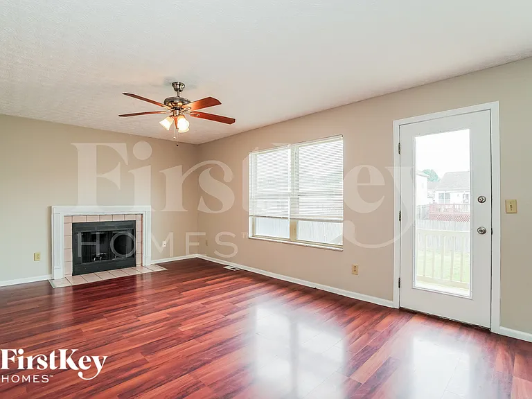 2926 Fenwood Dr — Photo 3