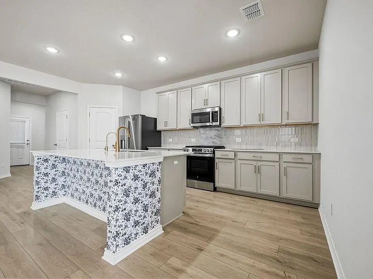 245 Leeland Dr — Photo 7