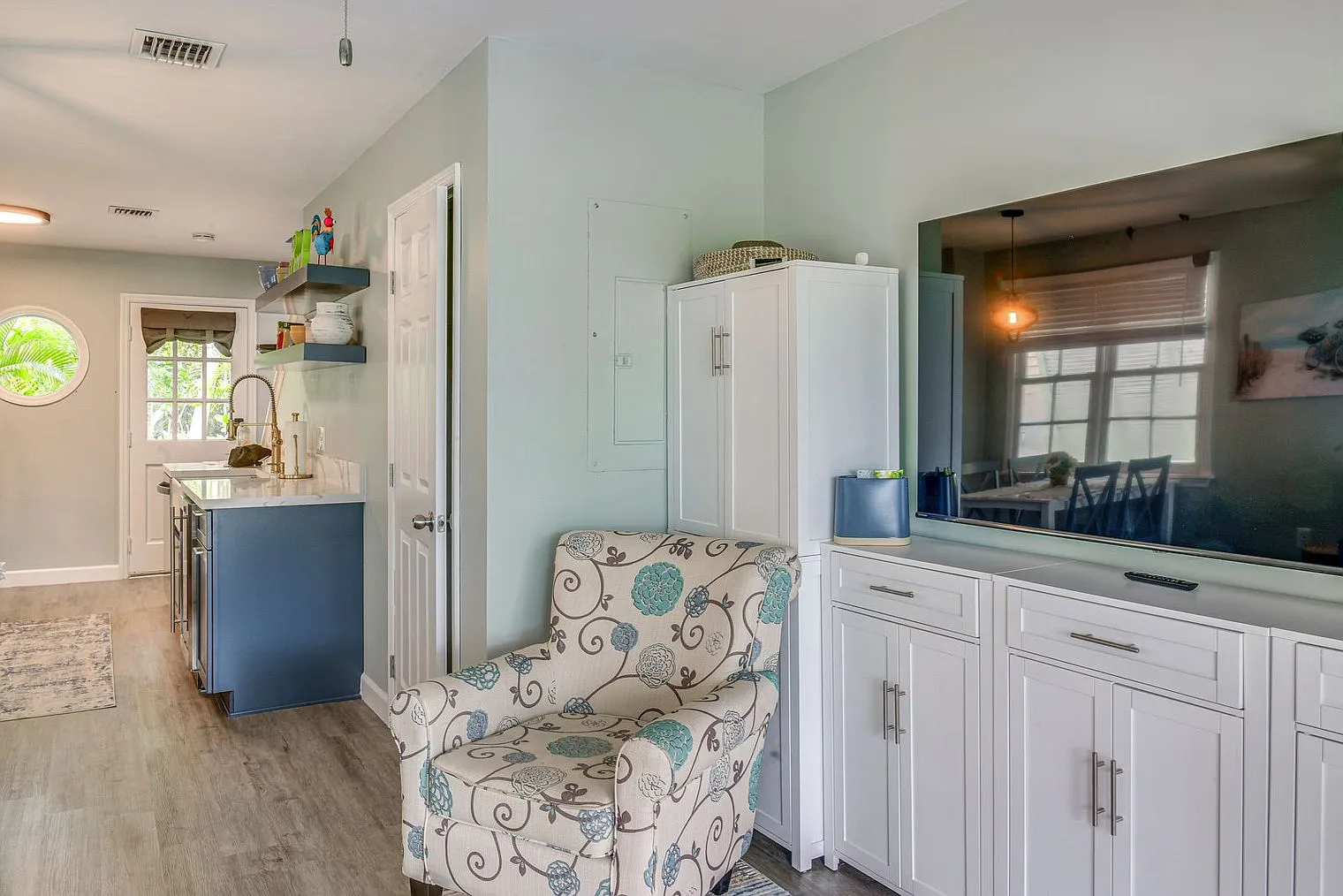 2 bed, 1.0 bath, 775 sqft, $6,617 — Photo 3
