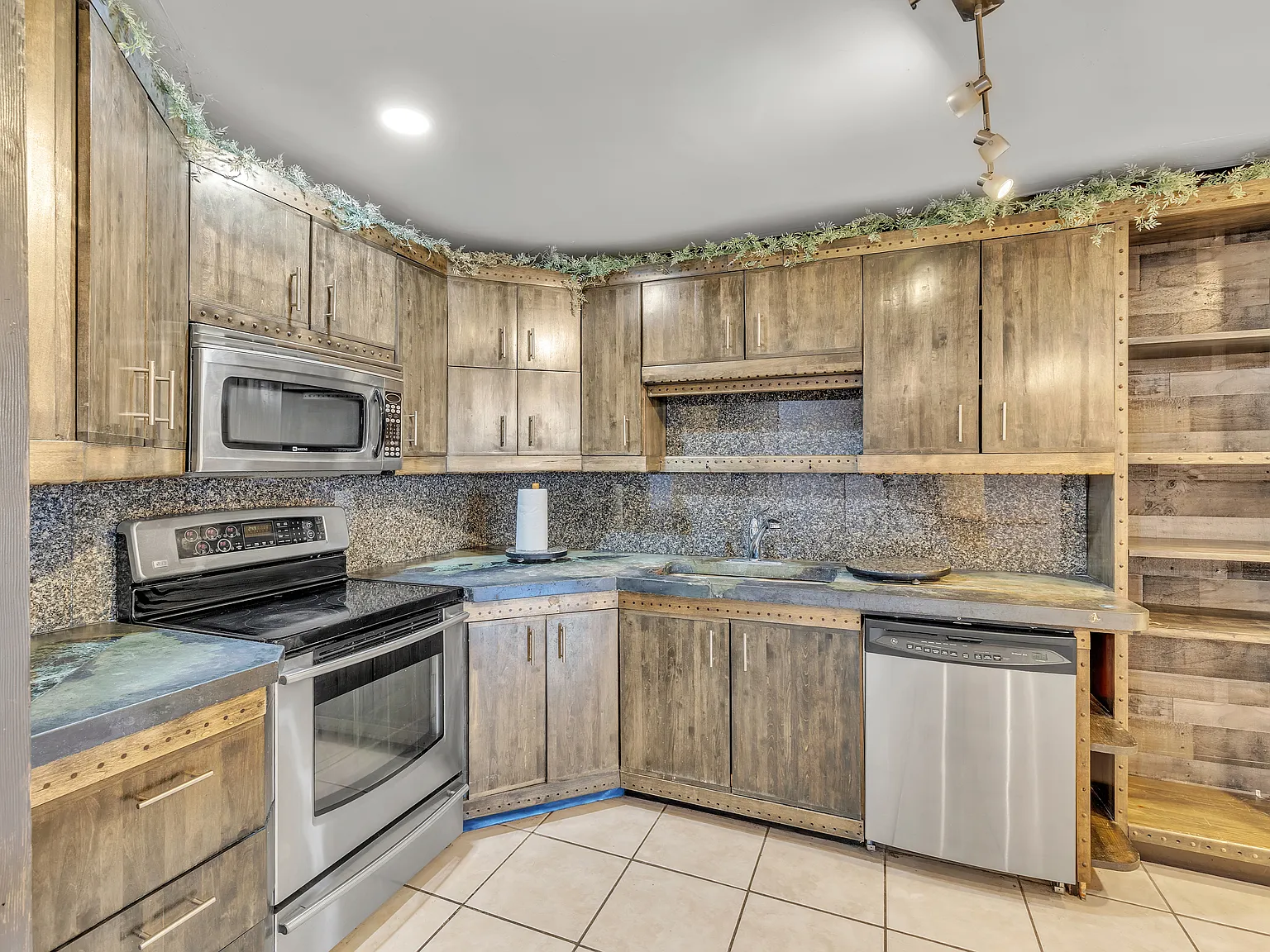 4439 E Wood St — Photo 4