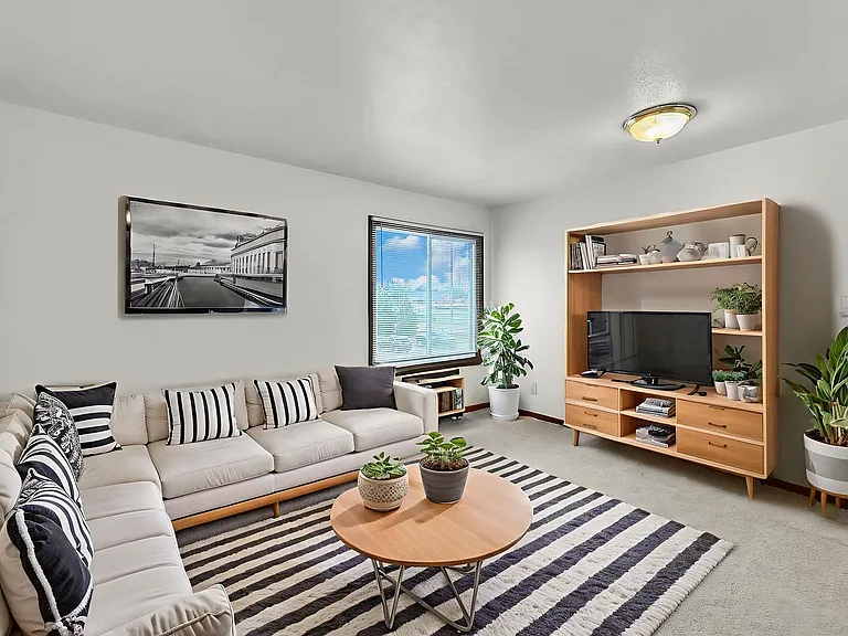Burbank Village Apartments — Photo 22