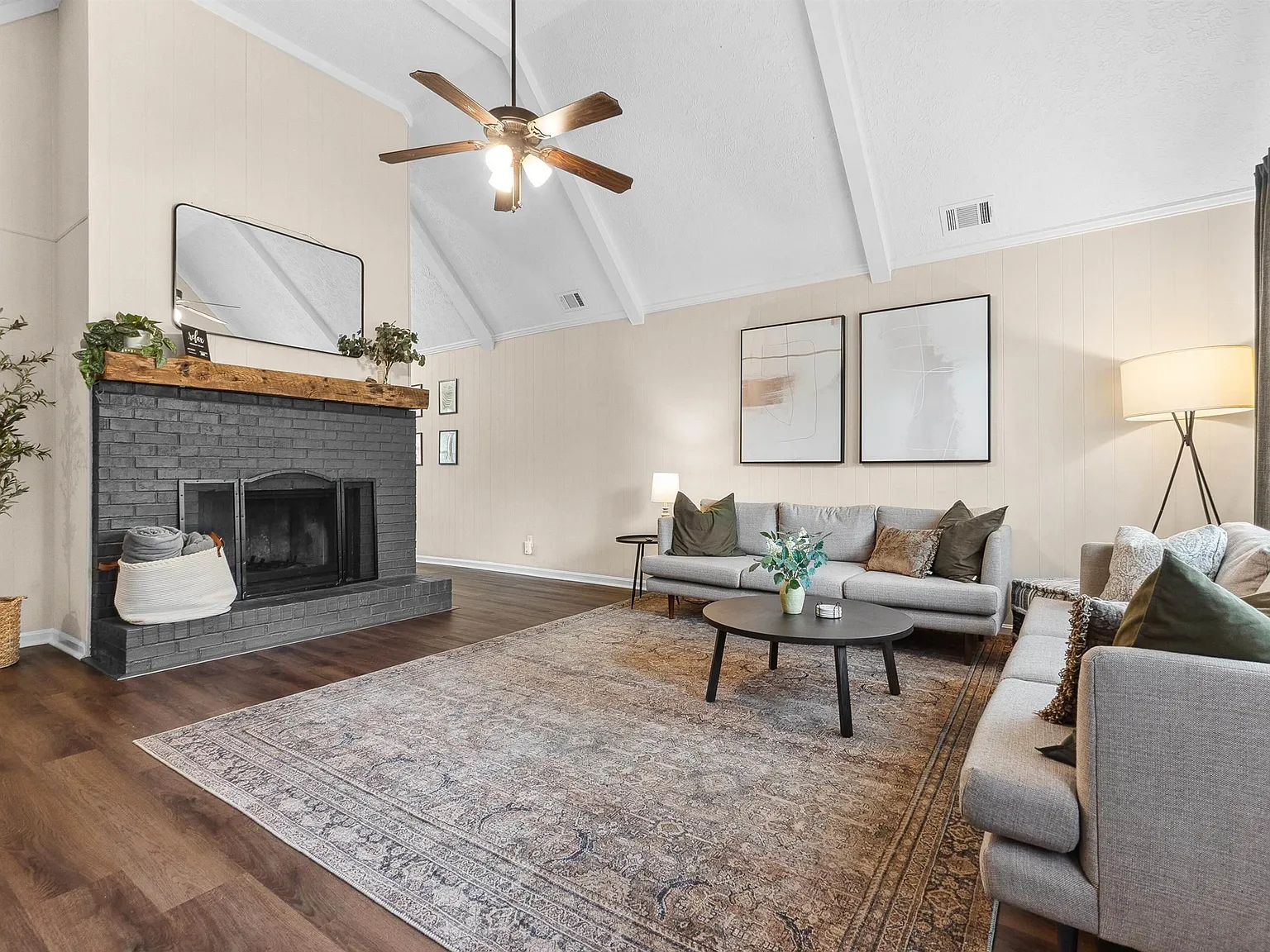 3 bed, 2.0 bath, 1298 sqft, $3,950 — Photo 2