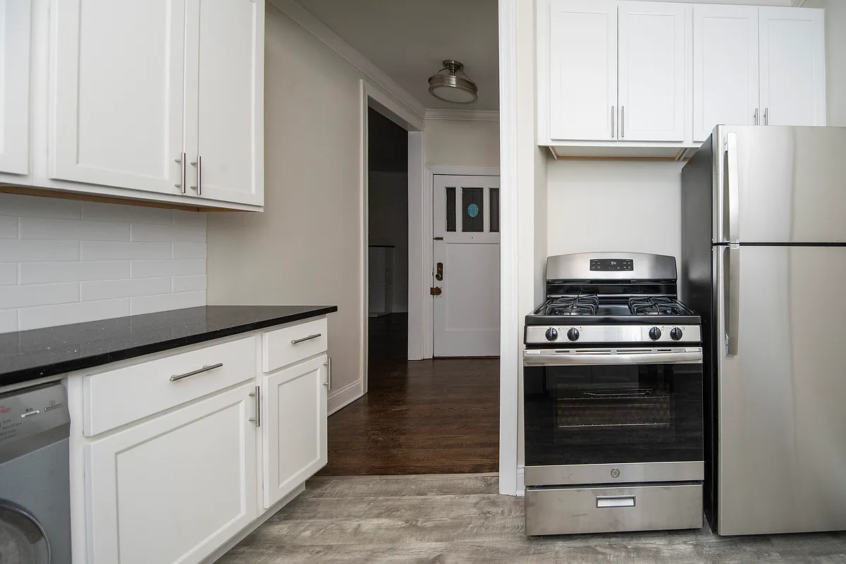 Building Photo - 1132 Maple Ave #22