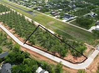 907 E Landings Dr, Granbury, TX 76049