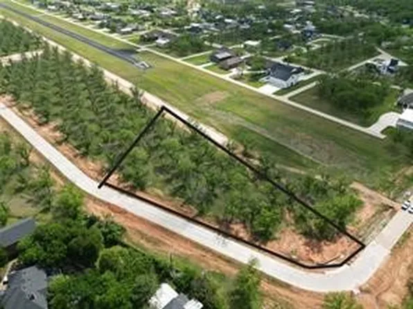 907 E Landings Dr, Granbury, TX 76049