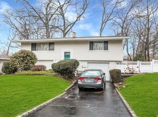 27 Redleaf Ln, Commack, NY 11725