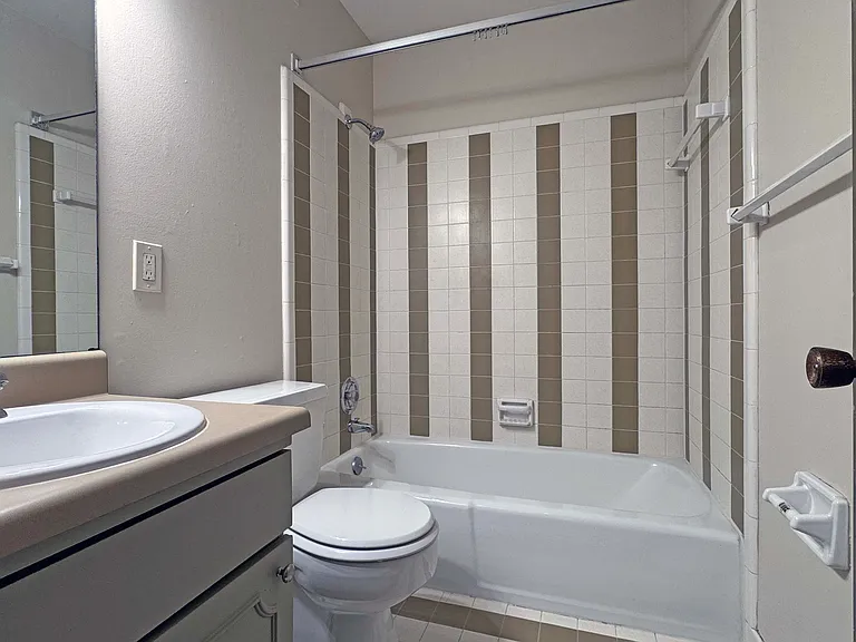 4903 California St #6 — Photo 8