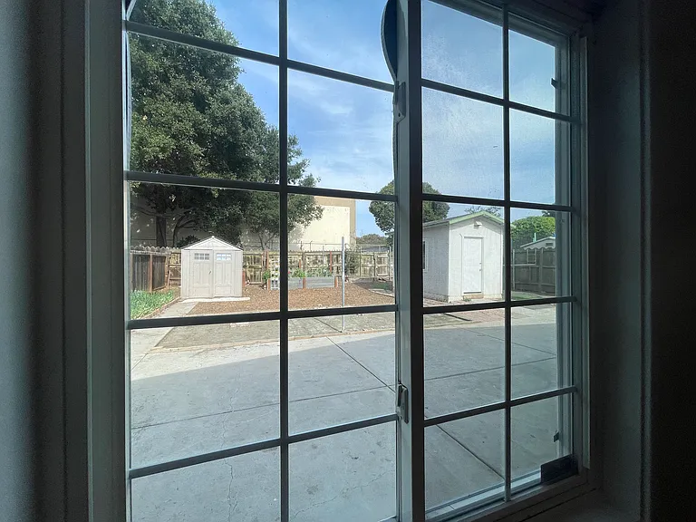 2640 Illinois St — Photo 12