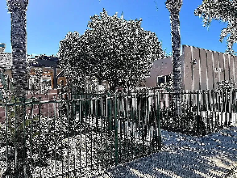 15210 Roscoe — Photo 1