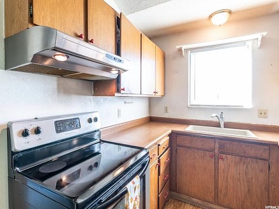 4th image of 2587 S Melville Dr