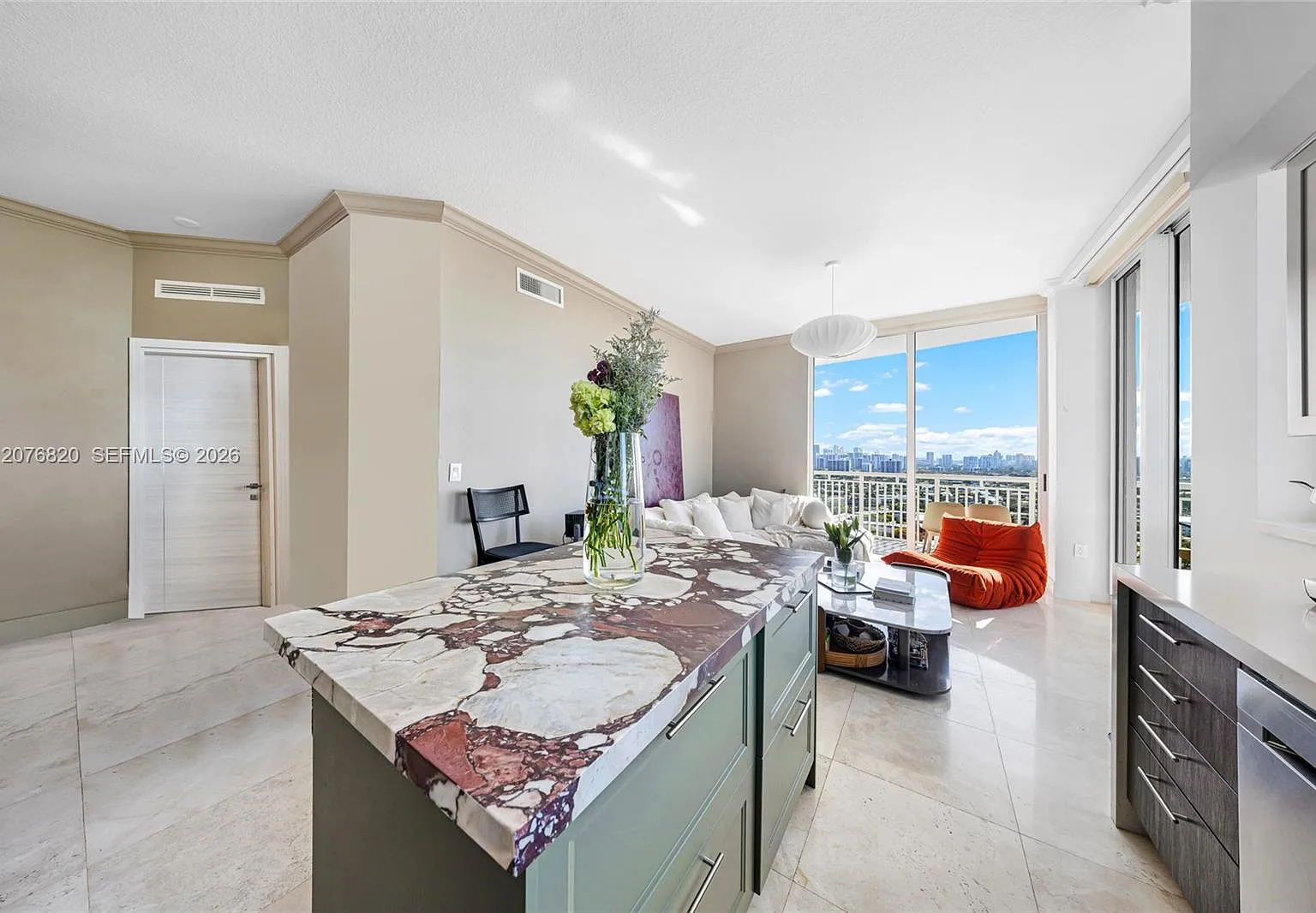 Duo Condominium West — Photo 2