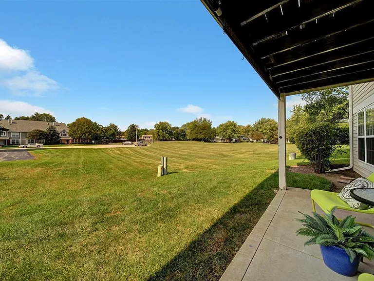 5S530 Scots Dr #18F — Photo 22
