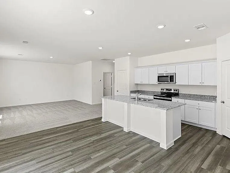 4 bed, 2.5 bath, 2060 sqft, $2,650 — Photo 3