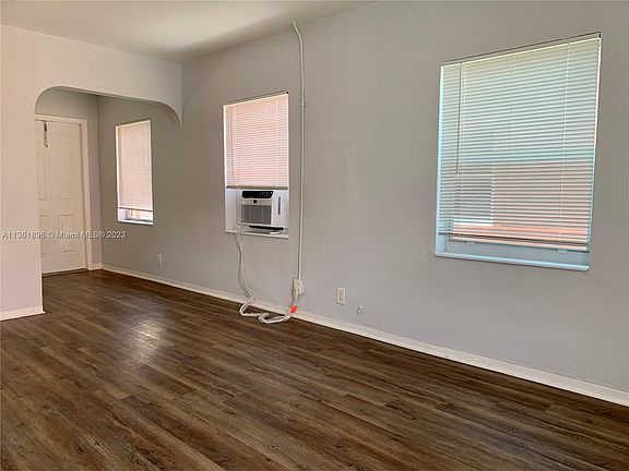 5th image of 2315 Adams St #28