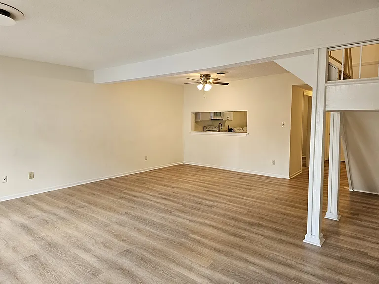 419 Oaktree Sq — Photo 5