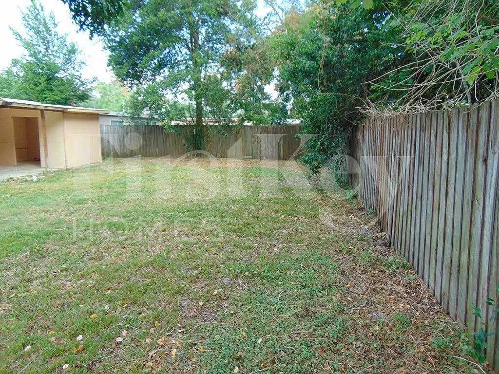 4 bed, 2.0 bath, 1238 sqft, $2,420 — Photo 2