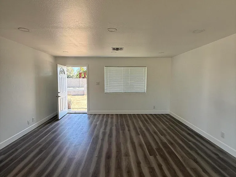 12022 W Ash St — Photo 3