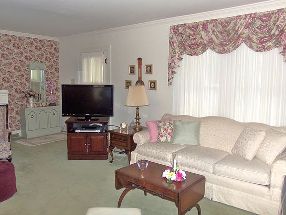2nd image of 302 Bennett Dr