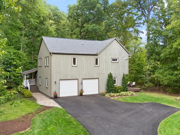 14 Wiltshire Ct E, Sterling, VA 20165