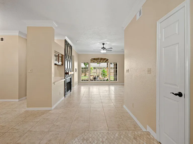 710 Lochnell Dr — Photo 5