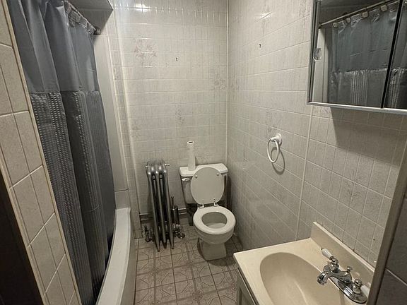 2nd image of 390-392 Locust Ave