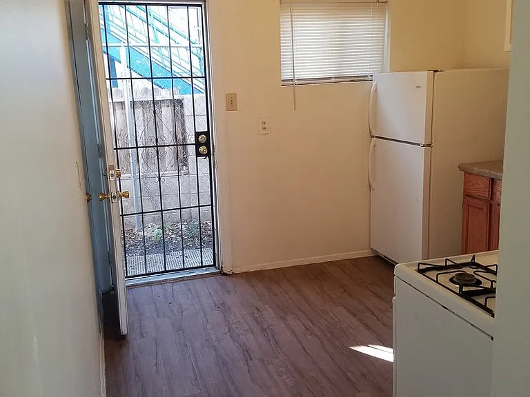 528 Vermont Street NE — Photo 4