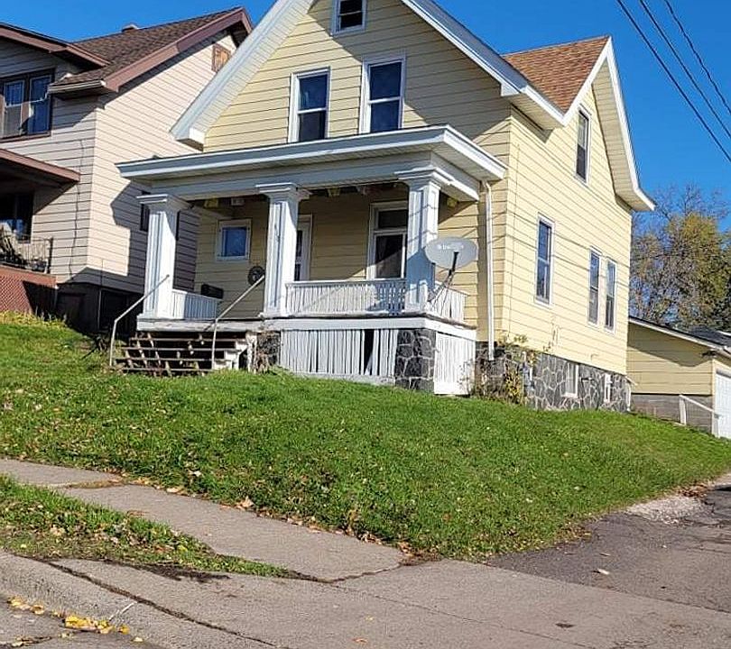1st image of 818 N 11th Ave E