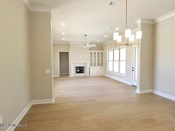 5th image of 392 Aurora Cir