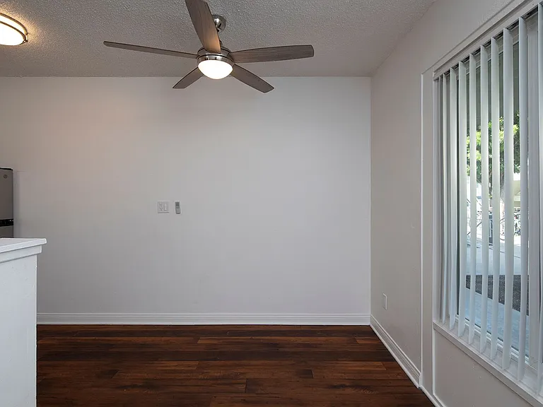 Aztec Pacific Apartments — Photo 28
