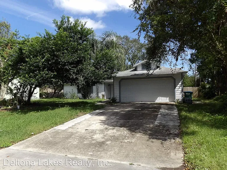 1545 Maxwell Ln — Photo 2