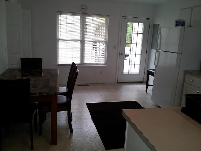 300 Sunset Dr #B — Photo 9
