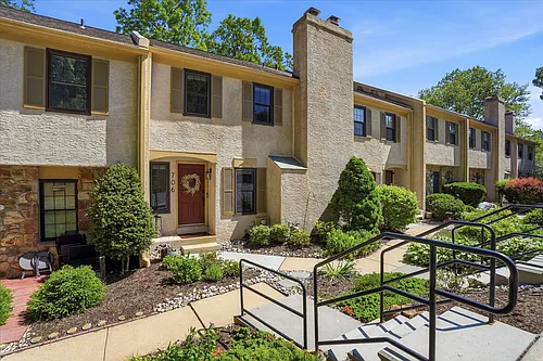 706 Andover Ct #B Photo 1