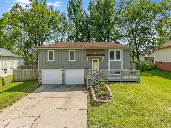 311 Village Ln, Buckner, MO 64016