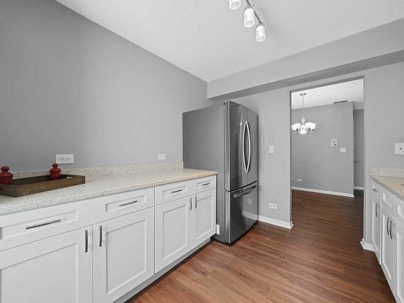 5th image of 48 W Fern Ct Unit 124