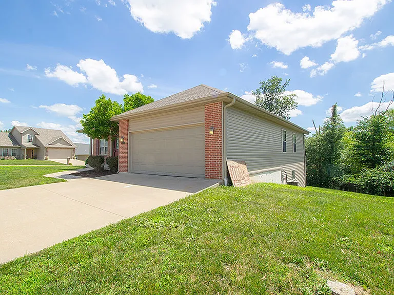 208 Jackal Dr — Photo 4