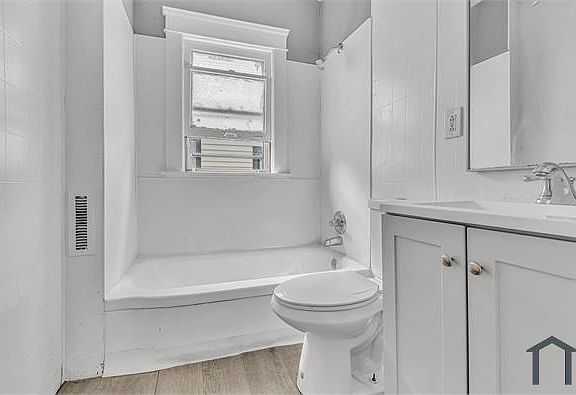 4th image of 11806 Fairport Ave #2