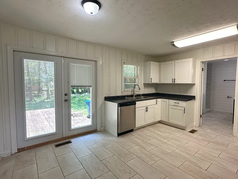 1703 Ryan Ave — Photo 3