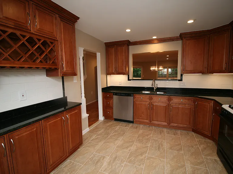 512 Suffield Dr — Photo 8