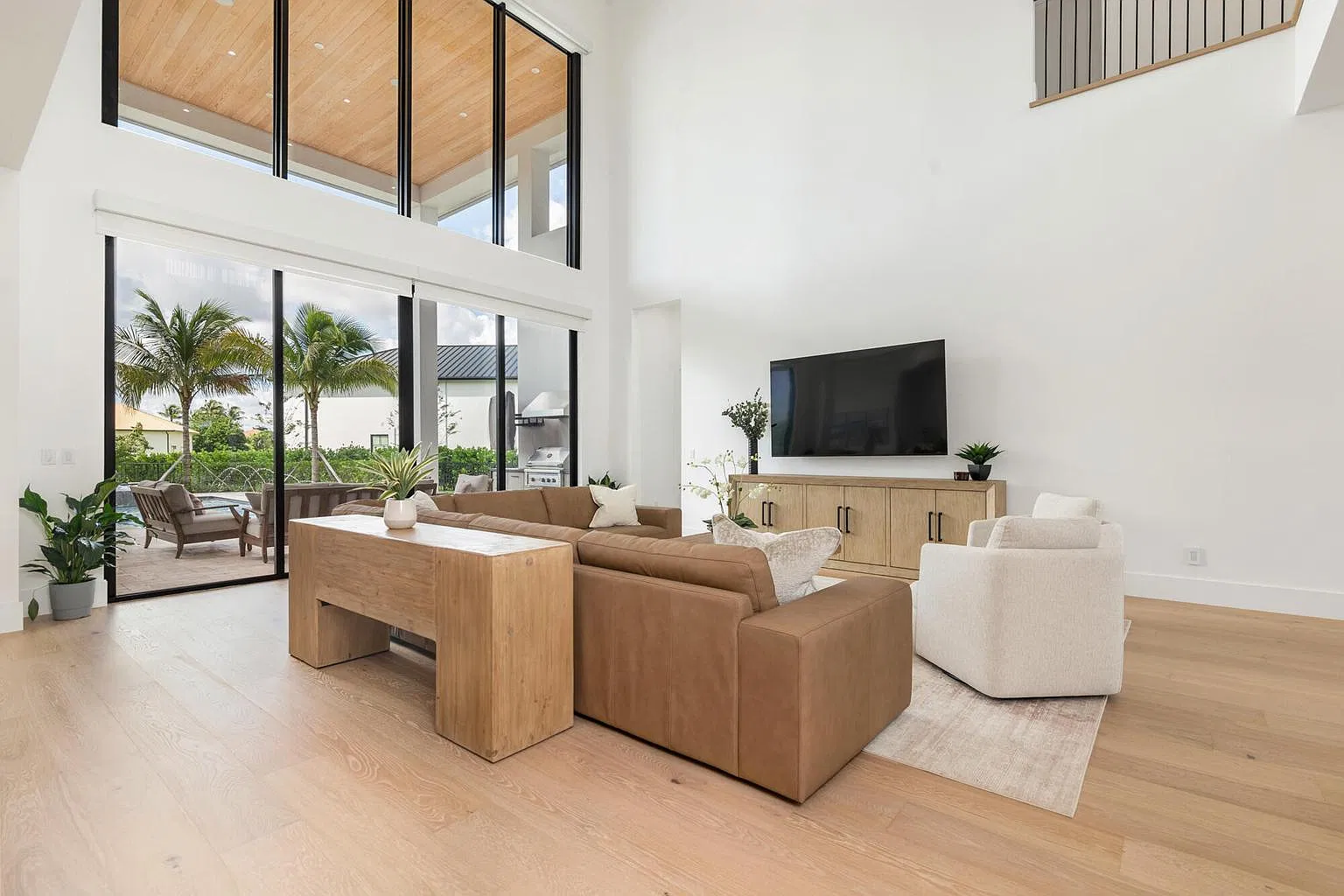 6 bed, 7.0 bath, 5500 sqft, $45,000 — Photo 2